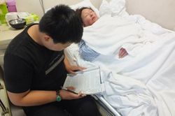 Cậu bé 13 tuổi nhặt phế liệu kiếm tiền chăm mẹ nằm viện