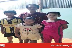 Cha nghèo bán vé số nuôi 3 con nhỏ