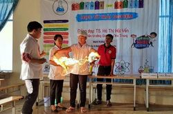 Học sinh Trường Tiểu học và THCS Vạn Thạnh tham gia trải nghiệm khoa học