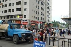 Tiếp tục lấy mẫu nước xét nghiệm các bể trong khu dân cư