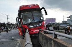 Xe giường nằm tông vào lan can cầu, hành khách hoảng loạn