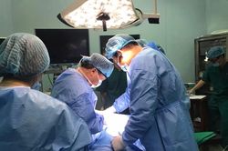 Lần đầu tiên phẫu thuật cho bé trai 3 tuổi mắc ung thư tuyến giáp