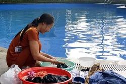 Cư dân mang quần áo giặt giũ, múc nước bể bơi để dùng trong 'cơn khát' ở Hà Nội