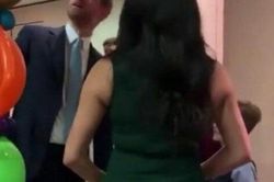 Meghan Markle lại đi vào 'vết xe đổ' của chính mình, lộ cơ thể ngấn mỡ đến phản cảm trong chiếc đầm chật chội