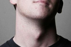 Tại sao nam giới lại có 'quả táo của Adam'?