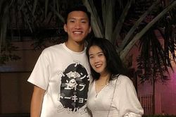 Bạn gái Văn Hậu khoe quà của SC Heerenveen, xóa tin đồn chia tay