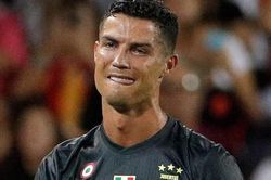 Ronaldo và những lần không kìm chế cảm xúc trên sân