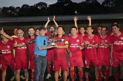 Chữ ký của Quang Hải, Duy Mạnh, Văn Toàn làm nên 'Cây mùa xuân' cho cựu tuyển thủ