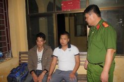 Bắt hai đối tượng đổ trộm dầu thải ra nguồn cấp nhà máy nước sông Đà