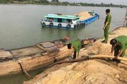 Bình Phước: Tạm giữ 3 tàu khai thác cát trái phép