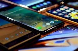 Smartphone cao cấp nào bị mất giá nhiều nhất sau một thời gian sử dụng?