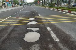 Quốc lộ 1D đi qua Bình Định lại 'áo rách' sau mưa