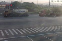 Xe máy vượt đèn đỏ bị xe tải cán nát, tài xế thoát chết
