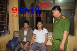 Đã bắt được 2 đối tượng đổ dầu thải 'đầu độc' nguồn nước sông Đà