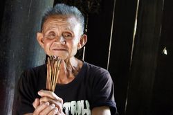 Kỳ bí chiếc thẻ tre 'nối' thế giới tâm linh của thầy mo người Thái Nghệ An