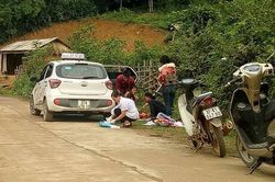 Một sản phụ Nghệ An trở dạ sinh con bên vệ đường
