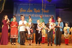 Khán giả xứ Nghệ rơi nước mắt khi xem trích đoạn 'Cô gái Sông Lam'