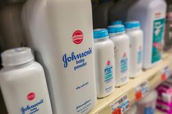Nhiều bang nước Mỹ bác bỏ phấn của Johnson & Johnson gây ung thư