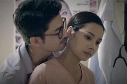 Đêm tân hôn, nghe tiếng khóc nấc dưới cầu thang, tôi chạy xuống thì thấy con đang ôm gối nức nở, lúc đó mới thấm thía câu nói mẹ dặn