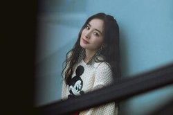 Dương Mịch nhận cơn mưa lời khen khi 'cưa sừng làm nghé' với style xì-tin