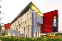 Suốt ngày bị bạn thân hỏi đểu 'học RMIT sao không xài hàng hiệu', nam sinh buồn bã tâm sự và lời khuyên đồng nhất từ cư dân mạng