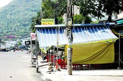 Dựng nhà bạt trên vỉa hè