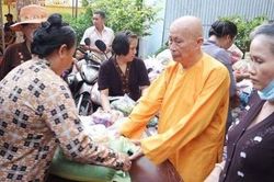 Trưởng lão hòa thượng Thích Viên Giác luôn hướng về người nghèo