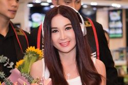 'Phan Kim Liên gợi cảm nhất màn ảnh' Ôn Bích Hà khoe nhan sắc không tuổi khi đến Việt Nam