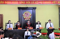Xử gian lận thi cử ở Sơn La: Tòa trả hồ sơ làm rõ việc đưa, nhận hàng tỷ đồng