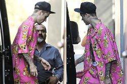 Justin Bieber mặc đồ ngủ màu hồng dạo phố khi vợ vắng nhà