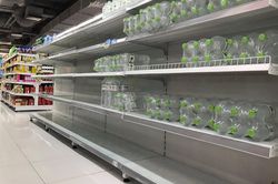 Nhiều siêu thị cháy hàng nước đóng chai ở Hà Nội