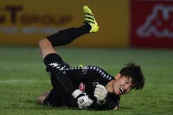 Pha tung người móc bóng tung lưới Phí Minh Long