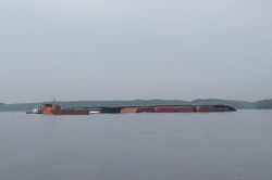 Tàu VIETSUN INT chìm trên sông Lòng Tàu: 17 thuyền viên thoát nạn, 285 container lênh đênh