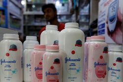 Johnson & Johnson thu hồi phấn rôm chứa chất gây ung thư