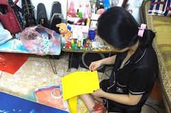 Cô giáo mầm non lụi hụi cắt thiệp cho học sinh tặng mẹ ngày 20/10