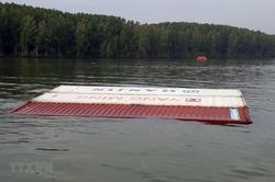Hiện trường vụ chìm tàu chở gần 300 container trên sông Lòng Tàu