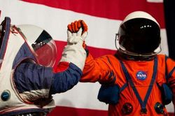 NASA ra mắt trang phục không gian giúp phi hành gia đi lại thoải mái trên Mặt Trăng
