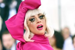 Clip: 'Mẹ Quái Vật' Lady Gaga nhận phải cú ngã lộn nhào đau điếng trên sân khấu