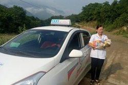 Nghệ An: Sản phụ trải nilon vượt cạn ngay bên vệ đường
