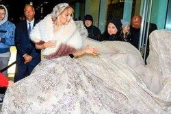 Jennifer Lopez diện váy cưới phủ kín vỉa hè thành phố New York