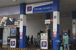TPHCM: Đổ xăng chạy được vài chục mét, xe máy cháy ngùn ngụt