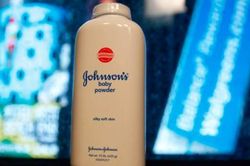 Bị phát hiện chất gây ung thư, Johnson & Johnson thu hồi phấn rôm