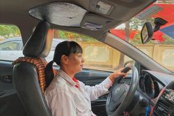'Bóng hồng' ngồi sau tay lái taxi