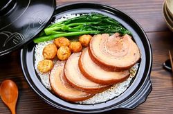 Học làm cơm niêu thịt ba chỉ, trứng cút ăn kèm rau cải