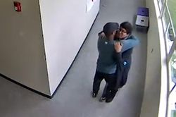 Trò muốn tự tử, thầy giáo giằng lấy khẩu súng, ôm học sinh an ủi