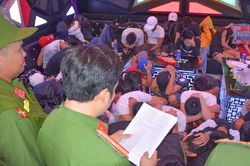 Cảnh sát đột kích quán karaoke có 68 người phê ma túy