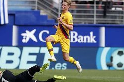 Barcelona: Frenkie de Jong đá hay đến mức CĐV Eibar phải vỗ tay tán thưởng