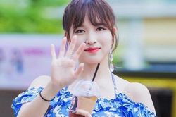 Mina Twice khiến fan xúc động khi xuất hiện nhân dịp kỷ niệm 4 năm của nhóm