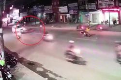 Xe máy phóng tốc độ cao tông trực diện vào taxi khiến 3 người thương vong