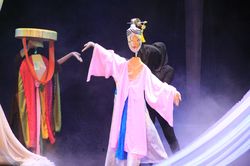 Sân khấu thử nghiệm: Chưa tránh được cũ mòn